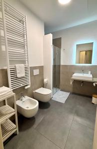 un bagno con lavandino, WC e doccia di Chorus Home a Bergamo Altre 10 foto