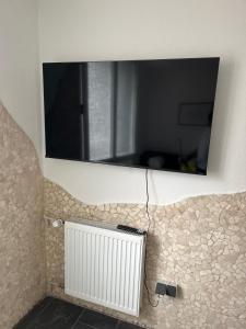 ein Spiegel an der Wand über einem Heizkörper im Badezimmer in der Unterkunft Apartment in einem ehemaligen Hotel in Stuttgart