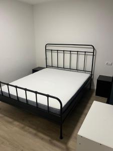 ein Schlafzimmer mit einem Bett mit einer weißen Matratze in der Unterkunft Apartment in einem ehemaligen Hotel in Stuttgart