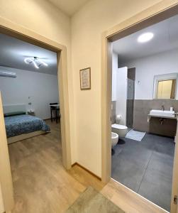 un bagno con un water e un lavandino di Chorus Home a Bergamo