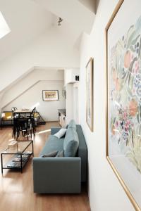 ein Wohnzimmer mit einem blauen Sofa und einem Tisch in der Unterkunft Central, Cozy & Stylish Apartment with Views in Prag + 59 Fotos