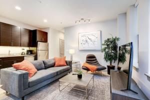 Kuchyň nebo kuchyňský kout v ubytování 1BR Stylish Apartment With Rooftop Deck & Pool