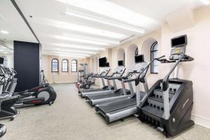 un gimnasio con cintas de correr y máquinas elípticas en 1BR Stylish Apartment With Rooftop Deck & Pool, en Baltimore