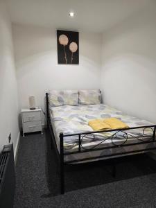 Postel nebo postele na pokoji v ubytování Central Kidderminster Studio Flat 4