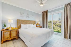 une chambre avec un lit et une pancarte « À vendre » au mur dans l'établissement High Pointe W11 - Gulf Front Condo, à Seacrest 37 autres photos