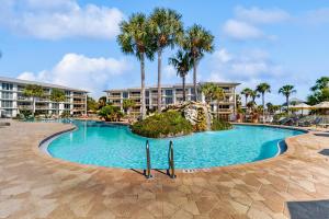 une piscine dans un complexe hôtelier avec des palmiers dans l'établissement High Pointe W11 - Gulf Front Condo, à Seacrest