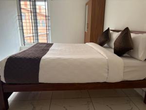 Postel nebo postele na pokoji v ubytování Snuggle Stay Ooty by Avkanz - Premium 3 BHK Home For Family + 6 fotografií