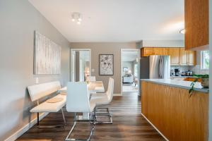 una cucina e una sala da pranzo con tavolo e sedie di Serene Nature Retreat a North Vancouver