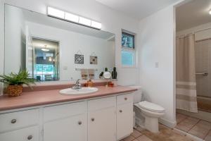 un bagno con lavandino, WC e specchio di Serene Nature Retreat a North Vancouver Altre 26 foto