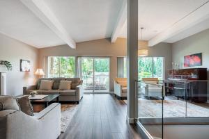 un soggiorno con un divano e un tavolo di Serene Nature Retreat a North Vancouver