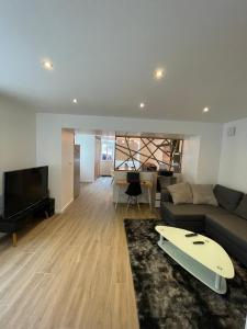 VuillafansにあるAu Petit Casinoのリビングルーム(ソファ、ラグの上のサーフボード付)