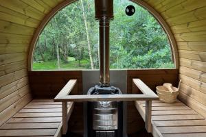 einen Außenblick auf einen Herd in einer Hütte mit Fenster in der Unterkunft Martins Meadow Private Wellness Escape in Ballynahinch