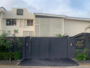 um portão preto em frente a uma casa em Five Clover Hotel, Ilupeju em Lagos