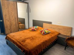 een slaapkamer met een bed met twee kussens erop bij Bakuriani premium comfort in Bakuriani +6 foto's