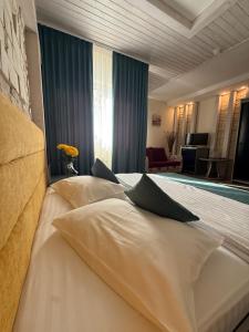 Habitación de hotel con cama grande con almohadas en Casa Teo, en Mahmudia 136 fotos más