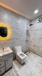 诺伊达Banke bihari farm的带马桶和水槽的白色浴室