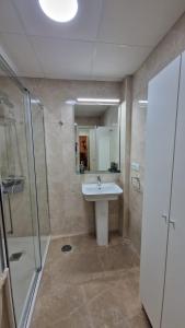 un bagno con lavandino e doccia di apartamento Écija Torcal a Écija