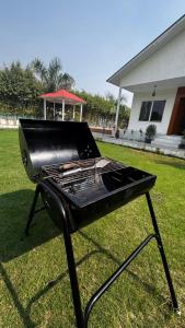 诺伊达Banke bihari farm的坐在房子前面的草地上的烤架 更多22张照片