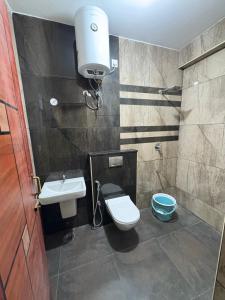 Koupelna v ubytování Snuggle Stay Ooty by Avkanz - Premium 3 BHK Home For Family