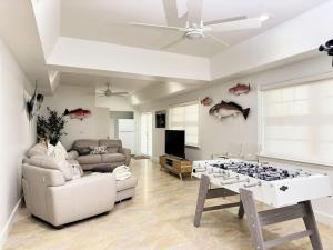 una sala de estar con un sofá y una mesa en Escape to Paradise In West End Old Bahama Bay, en West End