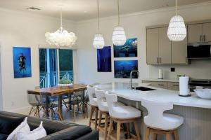 Una cocina y una sala de estar con mesa y sillas. en Escape to Paradise In West End Old Bahama Bay, en West End