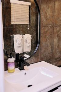 Un baño con lavabo, espejo y toallas. en Escape to Paradise In West End Old Bahama Bay, en West End 15 fotos más