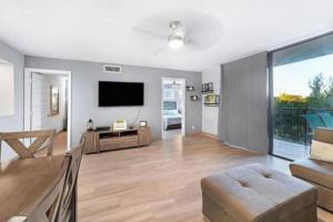 TV a/nebo společenská místnost v ubytování Elegant Condo in Coral Beach on the Beach