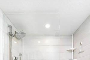 Koupelna v ubytování Elegant Condo in Coral Beach on the Beach + 12 fotografií