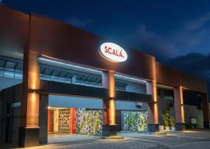 una tienda de rebajas con un cartel de rebajas en la fachada en Motel Scala, en Salvador