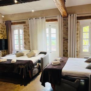 Postel nebo postele na pokoji v ubytování La Magnanerie Suite Papillon