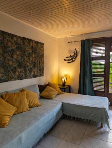 een slaapkamer met twee bedden in een kamer bij Appartement Papay dans Villa Fleurs des Iles in Le Vauclin +33 foto's