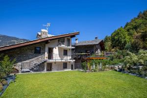 Cảnh núi rừng hoặc tầm nhìn ra núi từ nhà nghỉ B&B