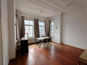 - un salon vide avec une table et des chaises dans l'établissement Schiefe Stadtvilla Oldenburg - großes Altbauhaus, à Oldenbourg