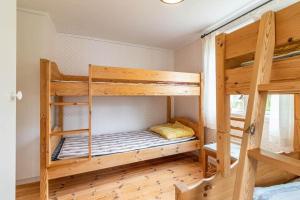 a bedroom with two bunk beds in a room at VGO822-Fjaeras-Grimmeredsvaegen-35 in Ubbhult