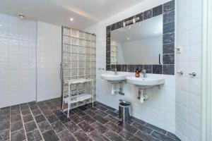 Koupelna v ubytování SOD680-Katrineholm-Strangsjoe-Eknaes-0 + 31 fotografií