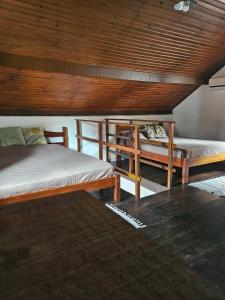 two bunk beds in a room with a wooden ceiling at Chalés boiçucanga in Boicucanga +5 photos