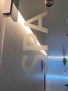 キトにあるSuite Piso 17 - Increible Vista - Agua filtrada ilimitadaの部屋の壁に掛かっている白い看板 +90枚の写真