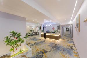 Lobbyen eller receptionen på Infiniti Hotel Chongqing + 19 billeder