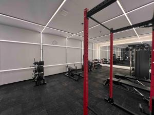 キトにあるSuite Piso 17 - Increible Vista - Agua filtrada ilimitadaのジム(設備付)が備わる客室です。