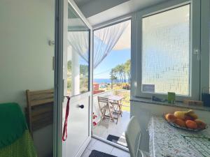 eine Tür zu einem Zimmer mit einem Tisch und einer Obstschale in der Unterkunft Apartamento Peregrinos Por la Costa Camino Portugués As Casetas in Rosal