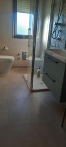 een badkamer met douche, wastafel en toilet bij La casa di Mariconcy in Bologna