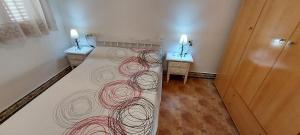 een slaapkamer met een groot bed met twee nachtkastjes bij Manuel 217 en Gran Alacant in Gran Alacant +26 foto's