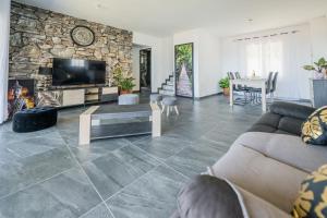 ein Wohnzimmer mit Couch und Kamin in der Unterkunft Villa Caudy Kaz - calme et confort - Wiskeys in Sainte-Marie