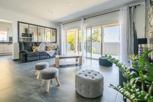 ein Wohnzimmer mit Sofa und Tisch in der Unterkunft Villa Caudy Kaz - calme et confort - Wiskeys in Sainte-Marie