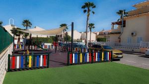 een speeltuin met kleurrijke hekken op een stadsstraat bij Manuel 217 en Gran Alacant in Gran Alacant