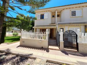 een huis met een wit hek en een hek bij Manuel 217 en Gran Alacant in Gran Alacant