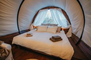 En eller flere senge i et værelse på Sunrise Hills Country