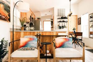 Ralston Creek Cottage - Serene Park Views في Leyden: مطبخ مع كرسيين وطاولة