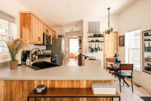 Ralston Creek Cottage - Serene Park Views في Leyden: مطبخ مع حوض وطاولة عمل +23 صورة