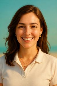 マセイオにあるTeste 01の白いシャツを着た女が微笑んでいる